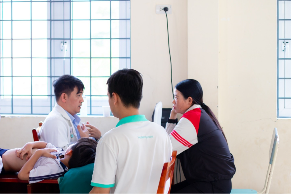 Phẫu thuật tim: Vẽ tương lai mới cho cậu bé người Xơ Đăng hở van hai lá nặng 