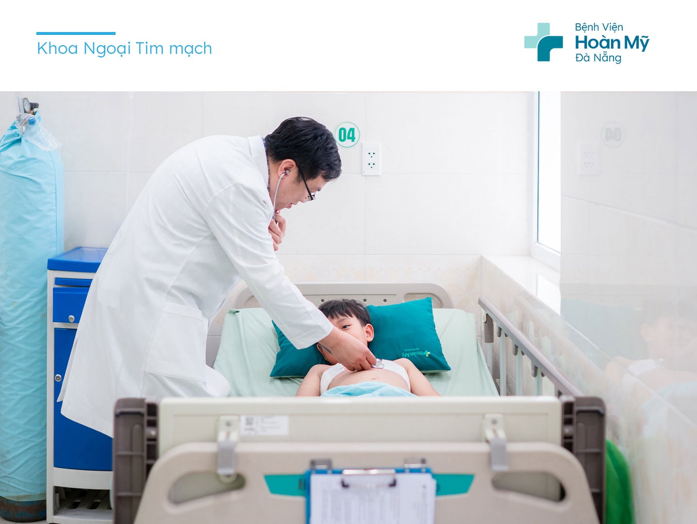 Nâng lồng ngực lõm sâu, giải phóng chèn ép tim phổi cho bé trai 10 tuổi bằng phẫu thuật Nuss